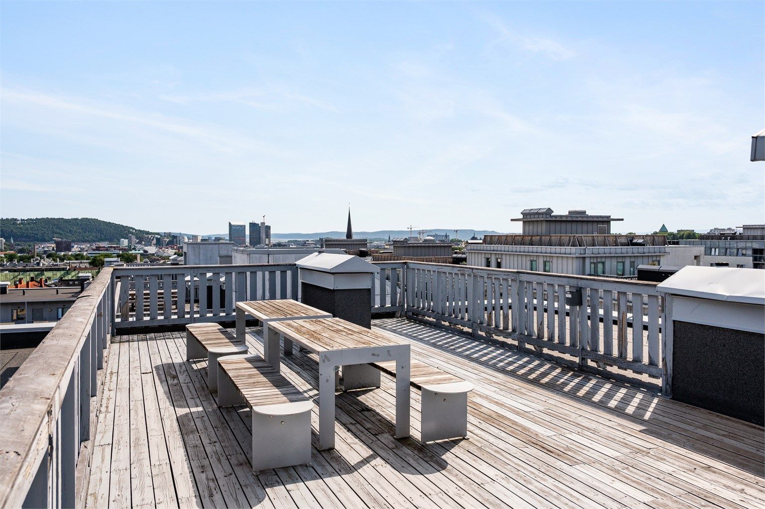 Sameiet byr på seks flotte takterrasser med sittegrupper og panoramautsikt over byen.