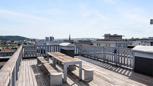 Sameiet byr på seks flotte takterrasser med sittegrupper og panoramautsikt over byen.