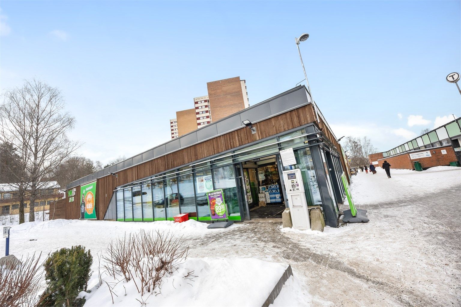 Kort avstand fra leiligheten så har du dagligvare, t-bane og busstopp