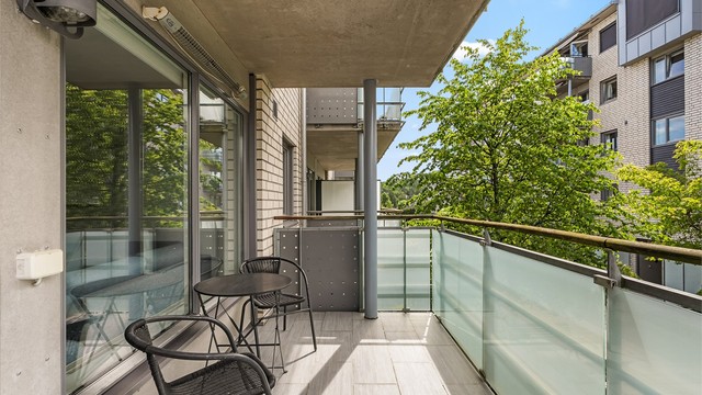 Balkong - god plass til sittegruppe, m.m.