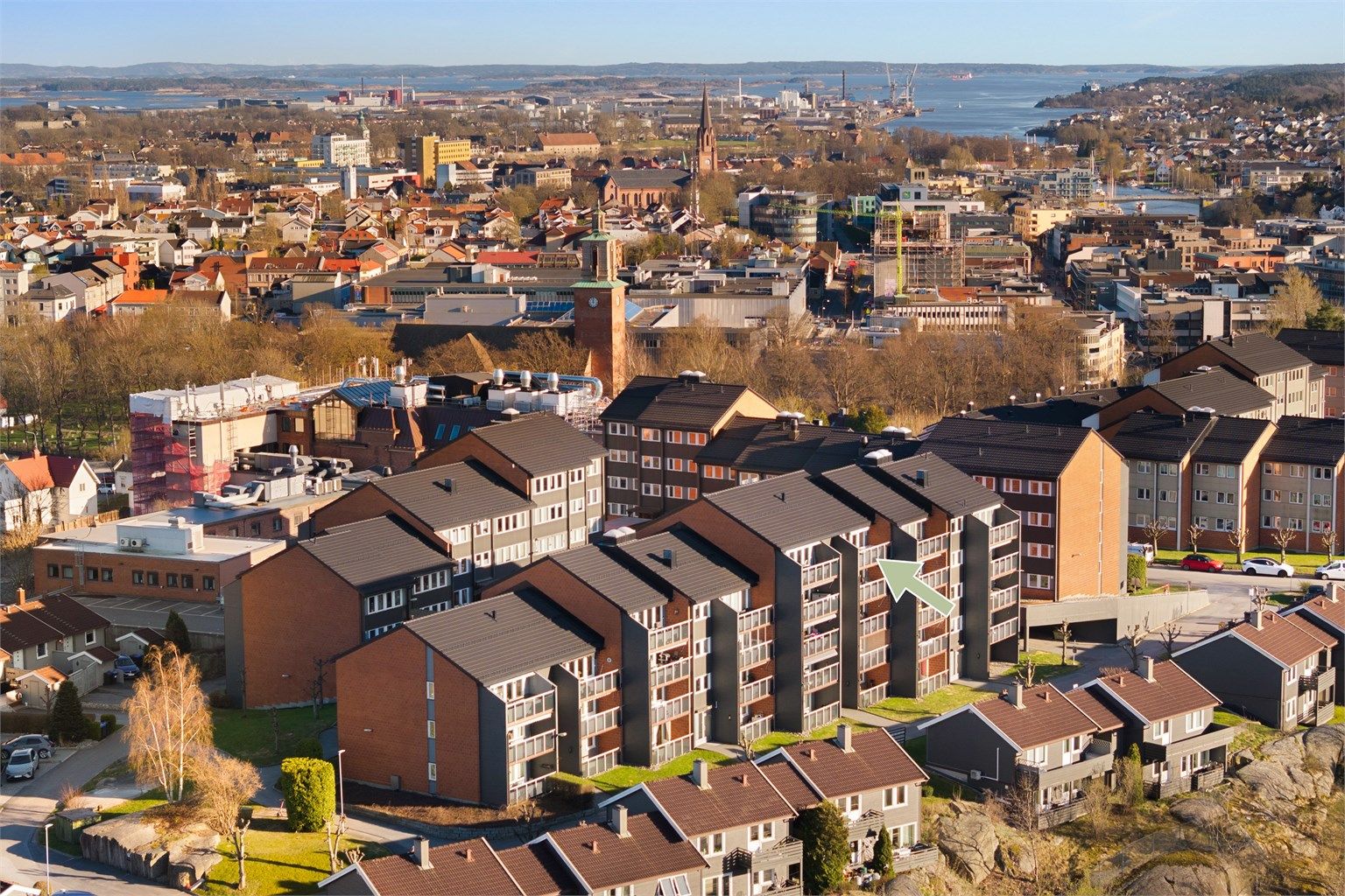 Få steder er uttrykket å bo på byens tak like treffende.