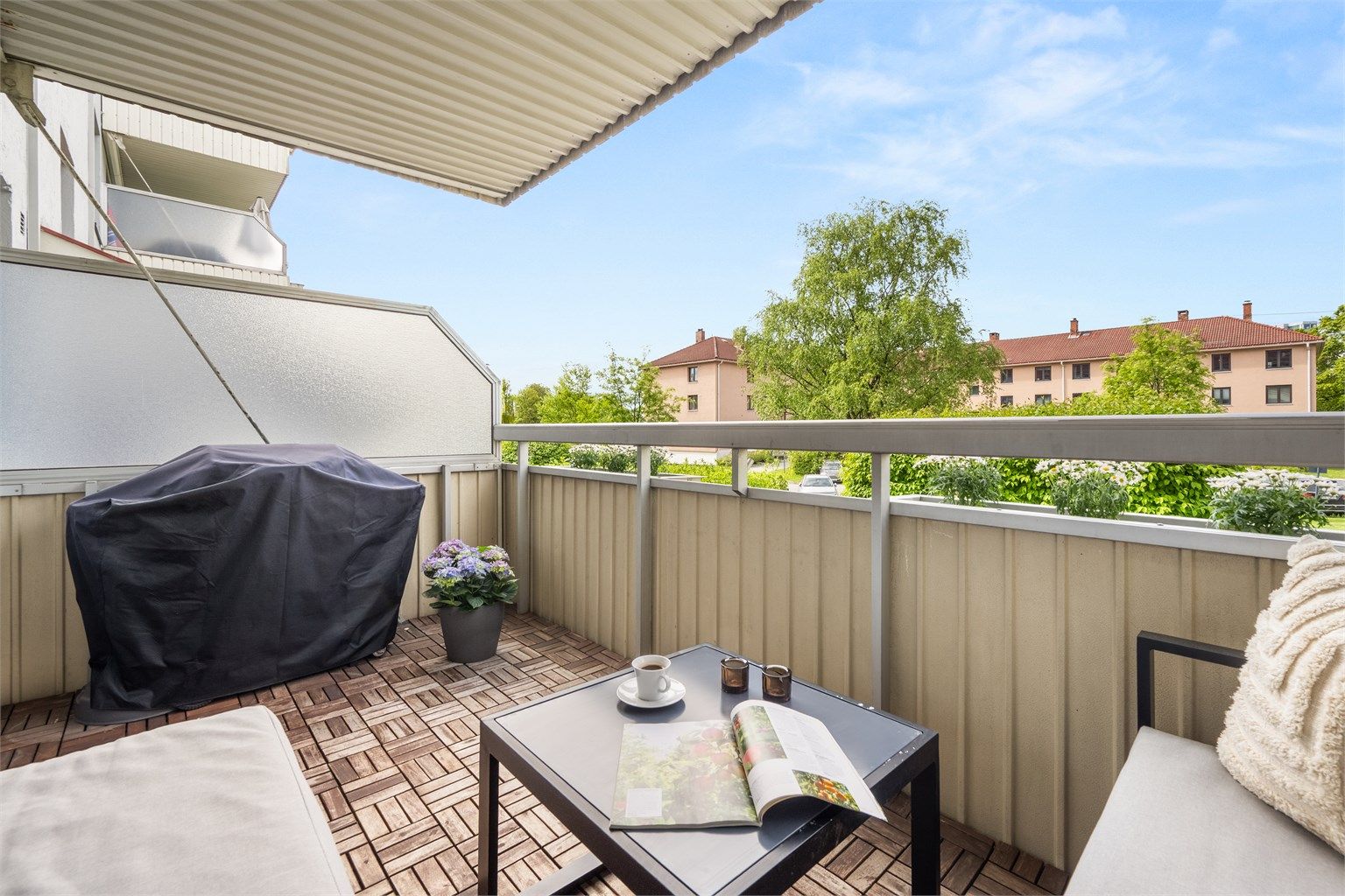Her er det god plass til både sittegruppe og grill.