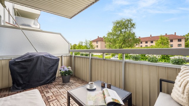 Her er det god plass til både sittegruppe og grill.