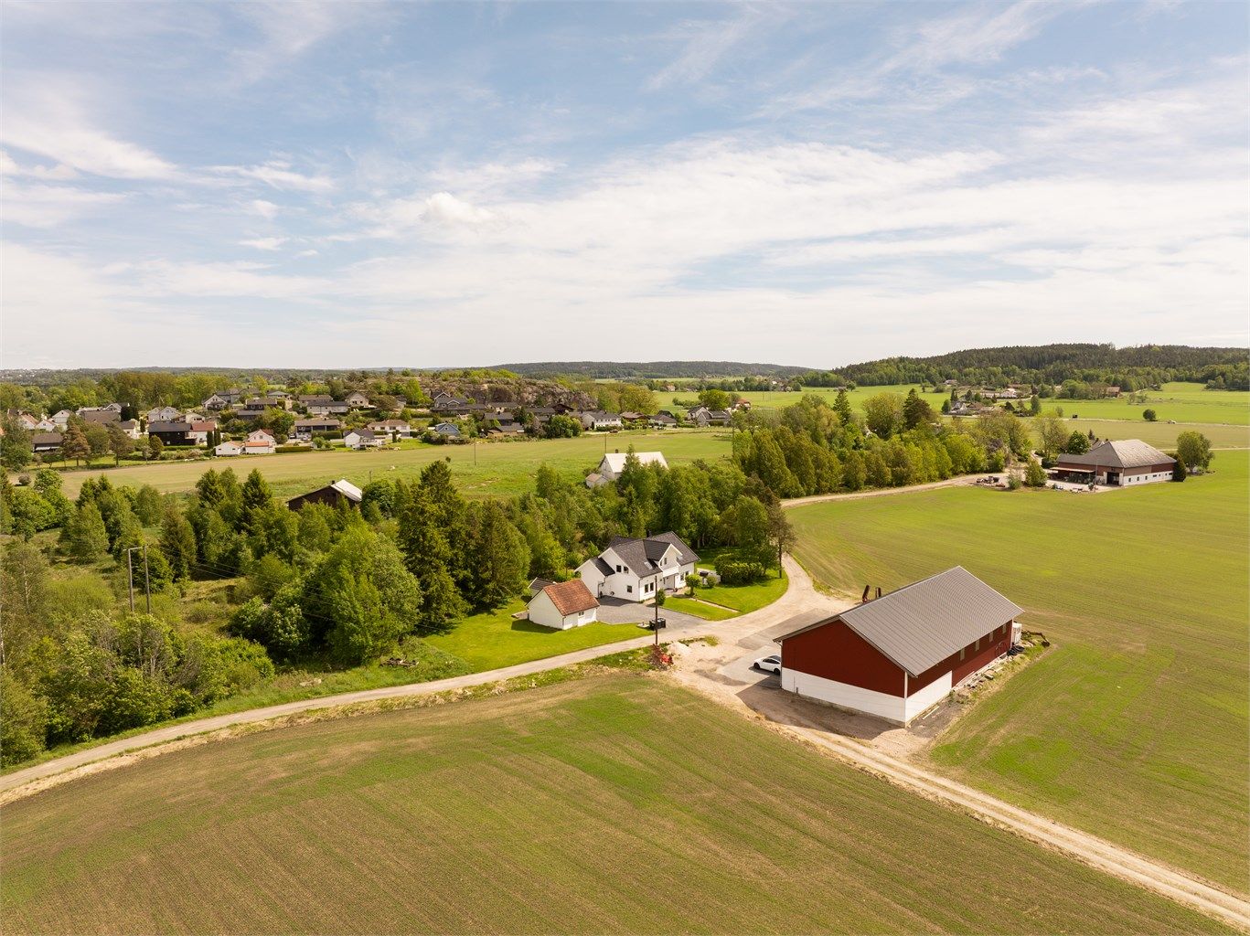 Låven tilhører ikke eiendommen. Noe landbruksaktivitet må påregnes, blant annet i forbindelse med vår- og høstonn.