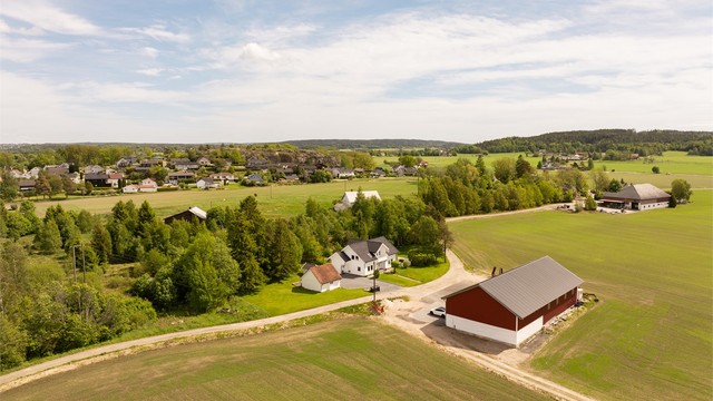 Låven tilhører ikke eiendommen. Noe landbruksaktivitet må påregnes, blant annet i forbindelse med vår- og høstonn.