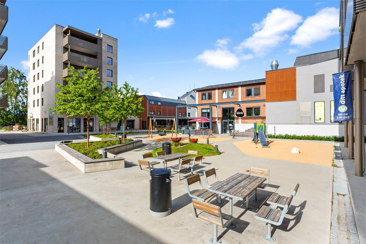 Dueveien 17 ligger i et trygt og sentralt boligområde på Frogner i Lillestrøm kommune. Her bor du i et veletablert og rolig nabolag, med umiddelbar nærhet til alt du trenger i hverdagen.