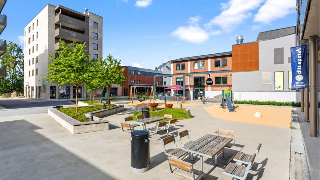 Dueveien 17 ligger i et trygt og sentralt boligområde på Frogner i Lillestrøm kommune. Her bor du i et veletablert og rolig nabolag, med umiddelbar nærhet til alt du trenger i hverdagen.