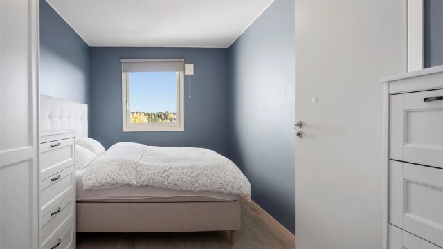 Hovedsoverom med plass til dobbeltseng og garderobeløsning.
