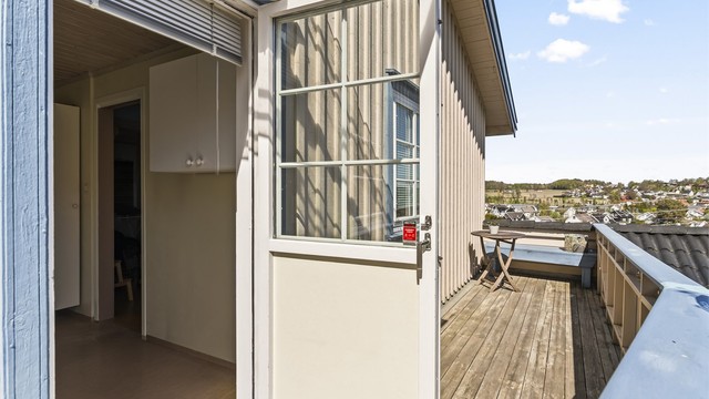 Fra vaskerommet er det utgang til en østvendt balkong på 11 m² - perfekt for morgenkaffen!