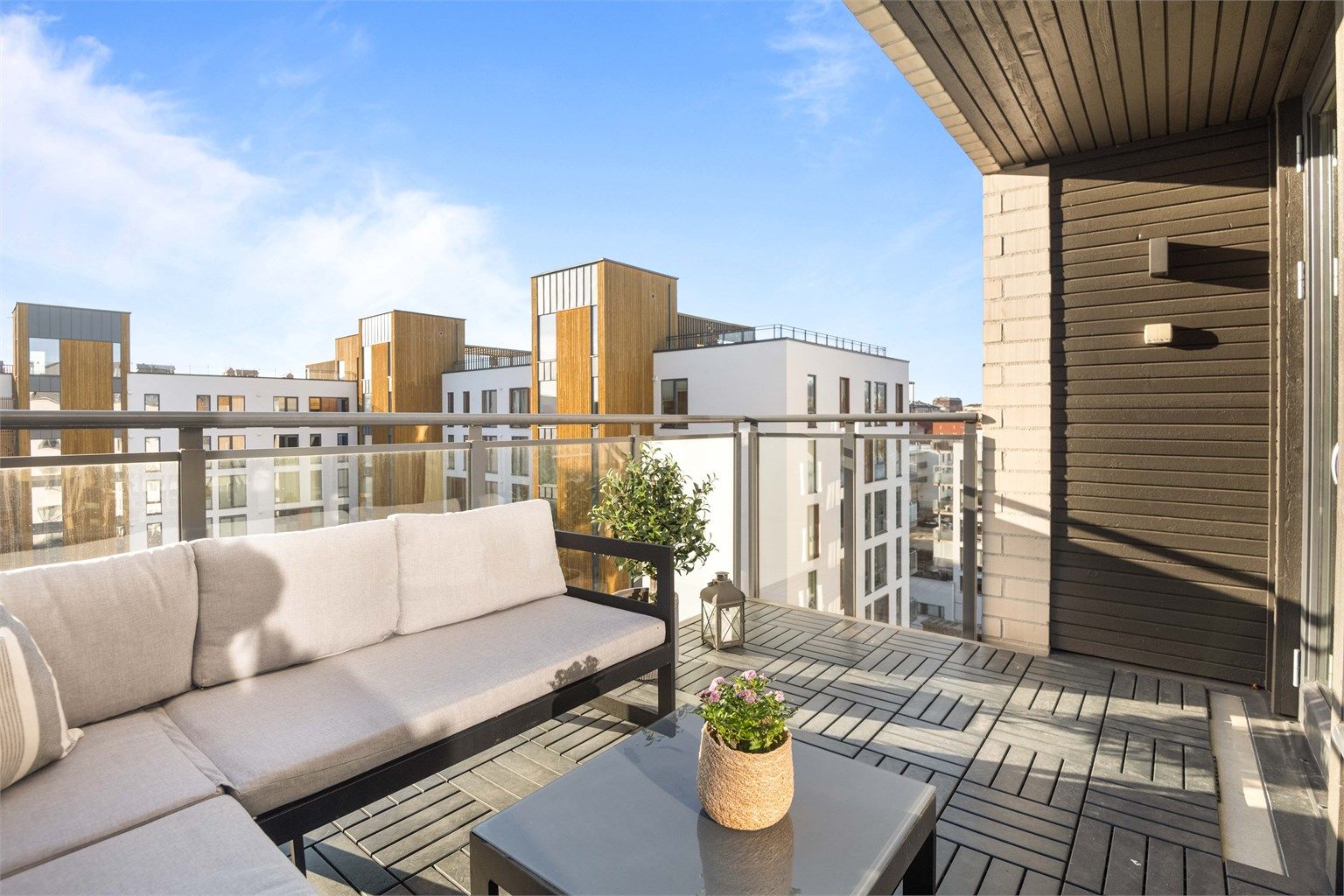 Pen & nyere 3-roms leilighet fra 2012 - Heis og balkong på 9 kvm med gode solforhold.
