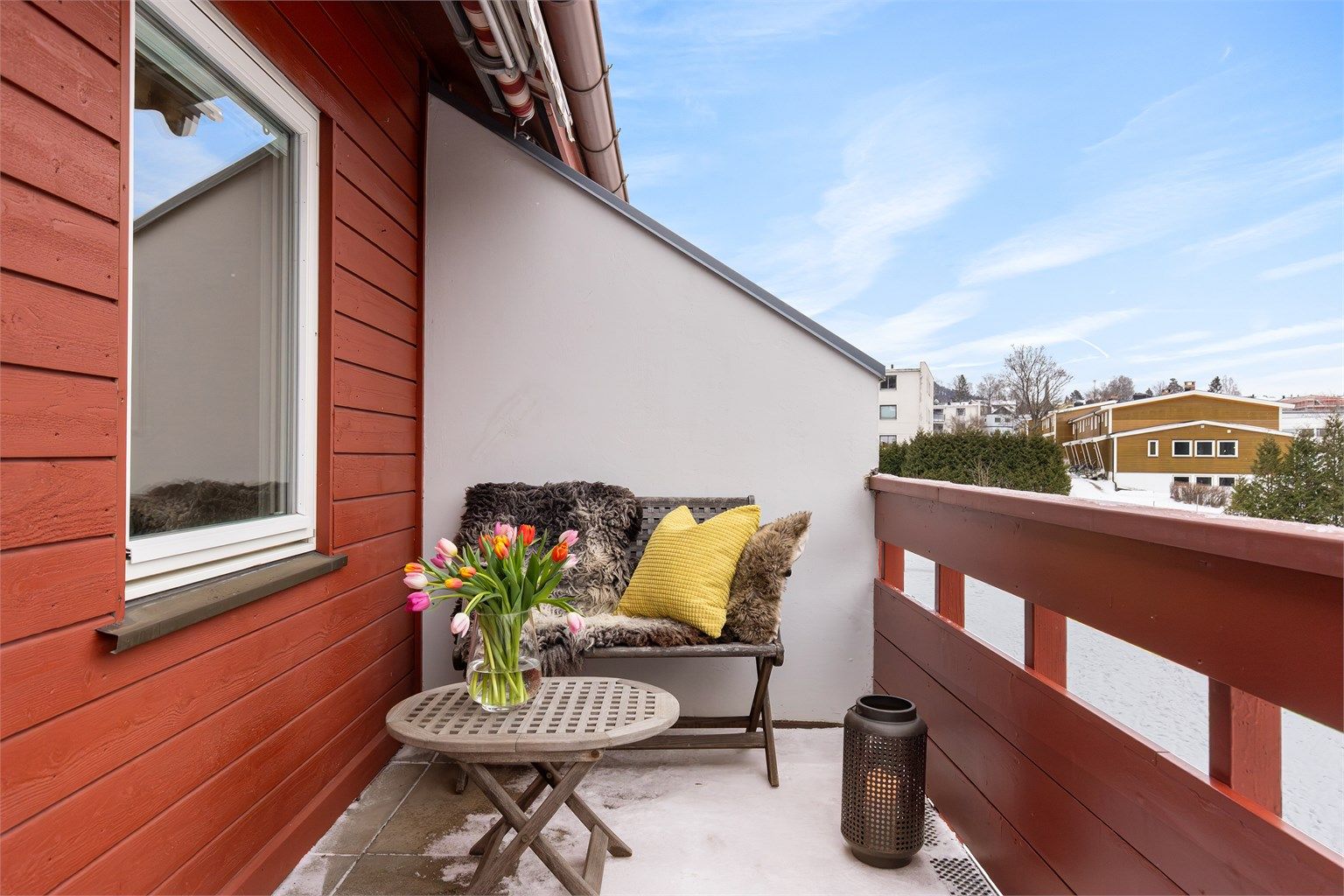 Verandaen er på ca. 11 kvm med svært gode solforhold