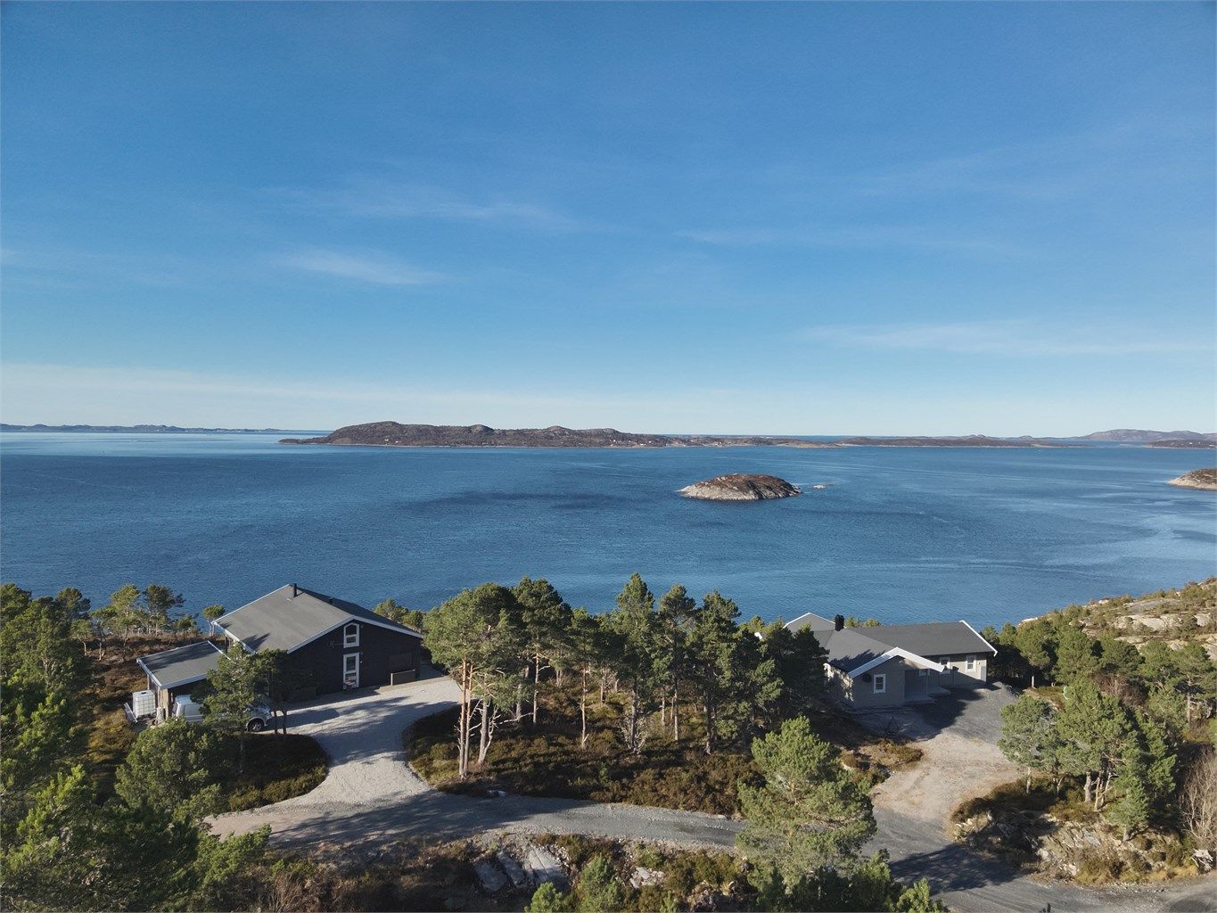 Tomten kan bebygges med hytte og uthus opp til 130 m2 BRA og bebygd areal 180 m2