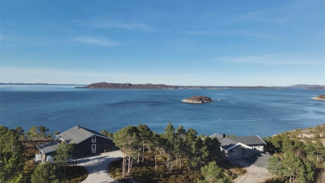 Tomten kan bebygges med hytte og uthus opp til 130 m2 BRA og bebygd areal 180 m2