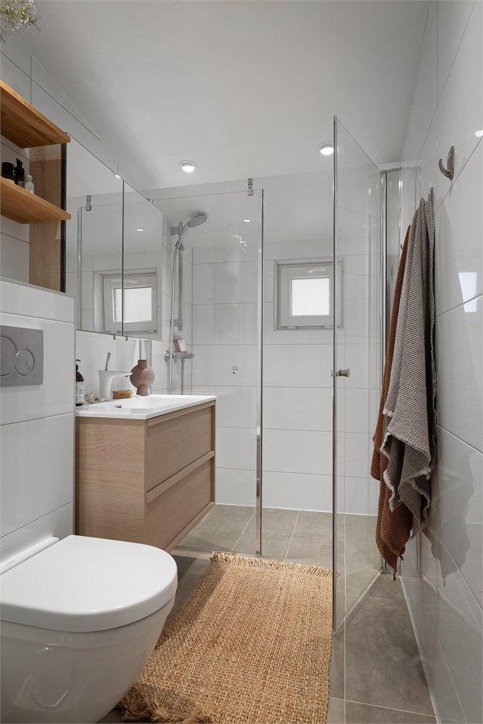 Pent, flislagt baderom fra 2015 med downlights i himling og varmekabler i gulv