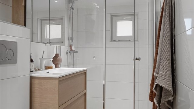 Pent, flislagt baderom fra 2015 med downlights i himling og varmekabler i gulv