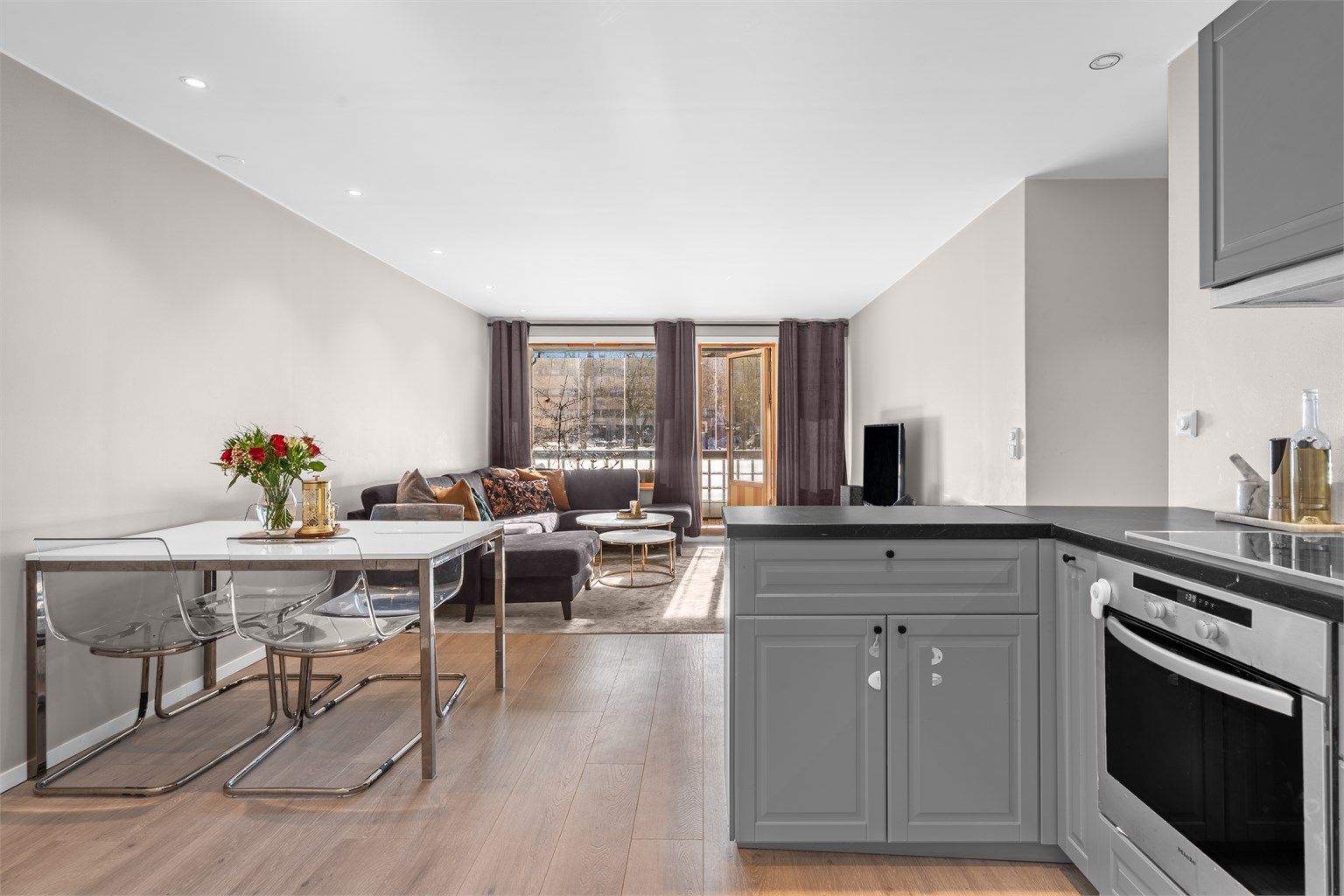 Leiligheten holder en god standard og er vesentlig oppusset de senere årene.