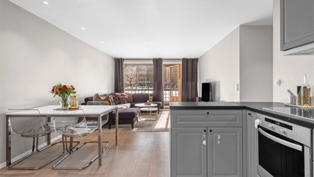 Leiligheten holder en god standard og er vesentlig oppusset de senere årene.