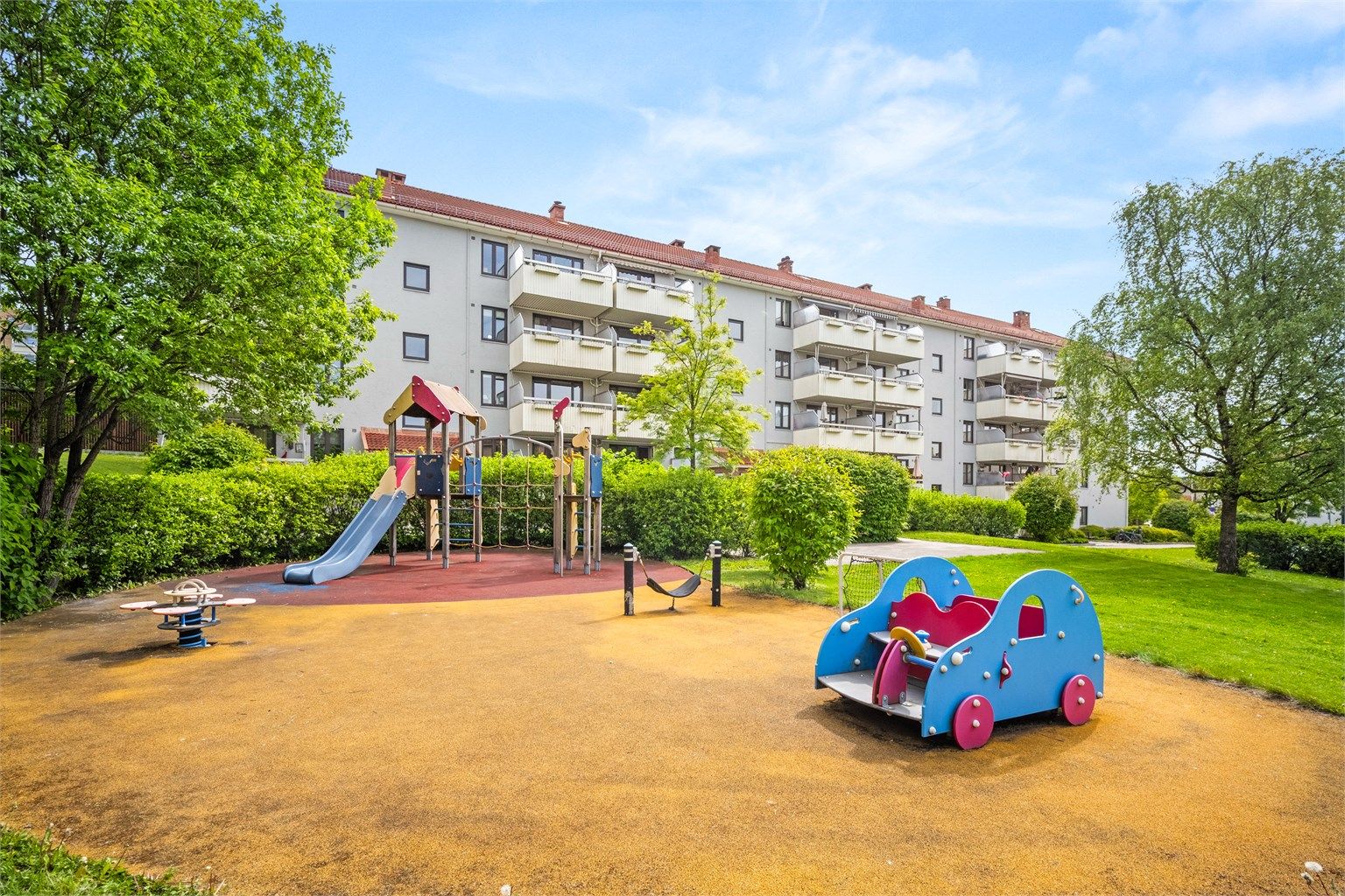 Borettslaget har hyggelige fellesområder med lekeplass for de minste.