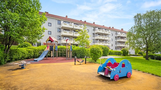 Borettslaget har hyggelige fellesområder med lekeplass for de minste.
