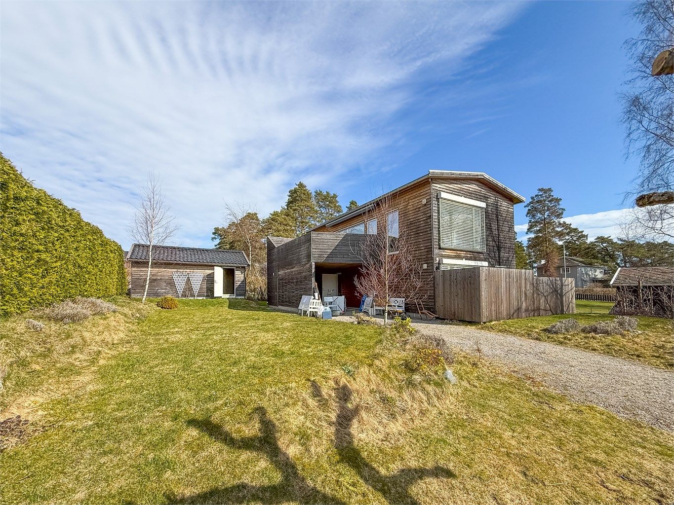 Eiendommen byr på en gruset gårdsplass, parkering i carport og en stor, separat bod på 17 m² i en ombygget garasje.