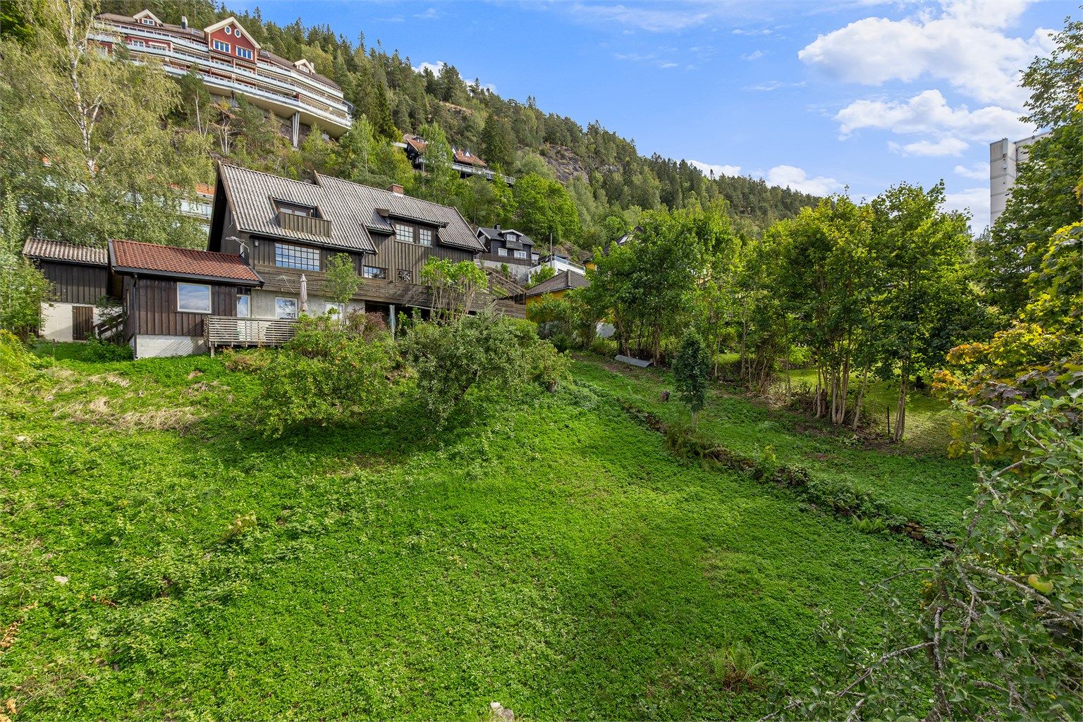 Det er laget et mulighetsstudie for oppføring av ny enebolig på tomten fra Kvernaas arkitekter AS. Se mer info i salgsoppgaven eller kontakt megler for ytterligere info ved interesse