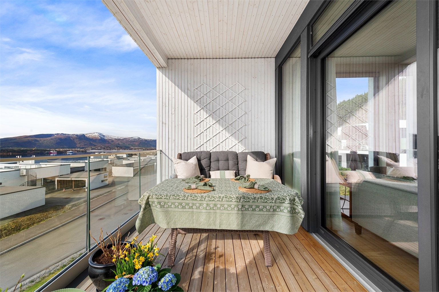 Den store skyvedøren visker ut skillet mellom stuen og balkongen på fine dager