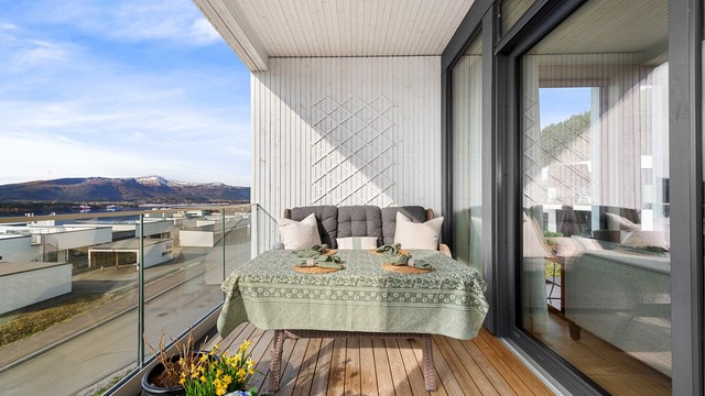 Den store skyvedøren visker ut skillet mellom stuen og balkongen på fine dager