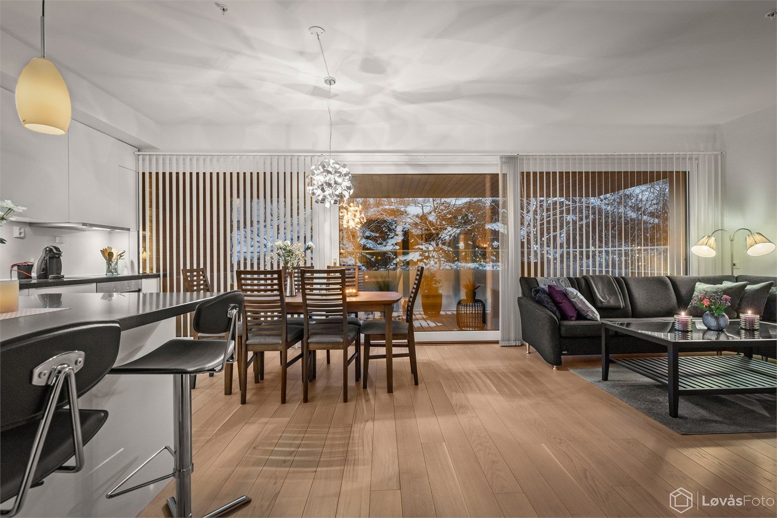 Kjøkken spisestue og stue i delvis åpen løsning. 