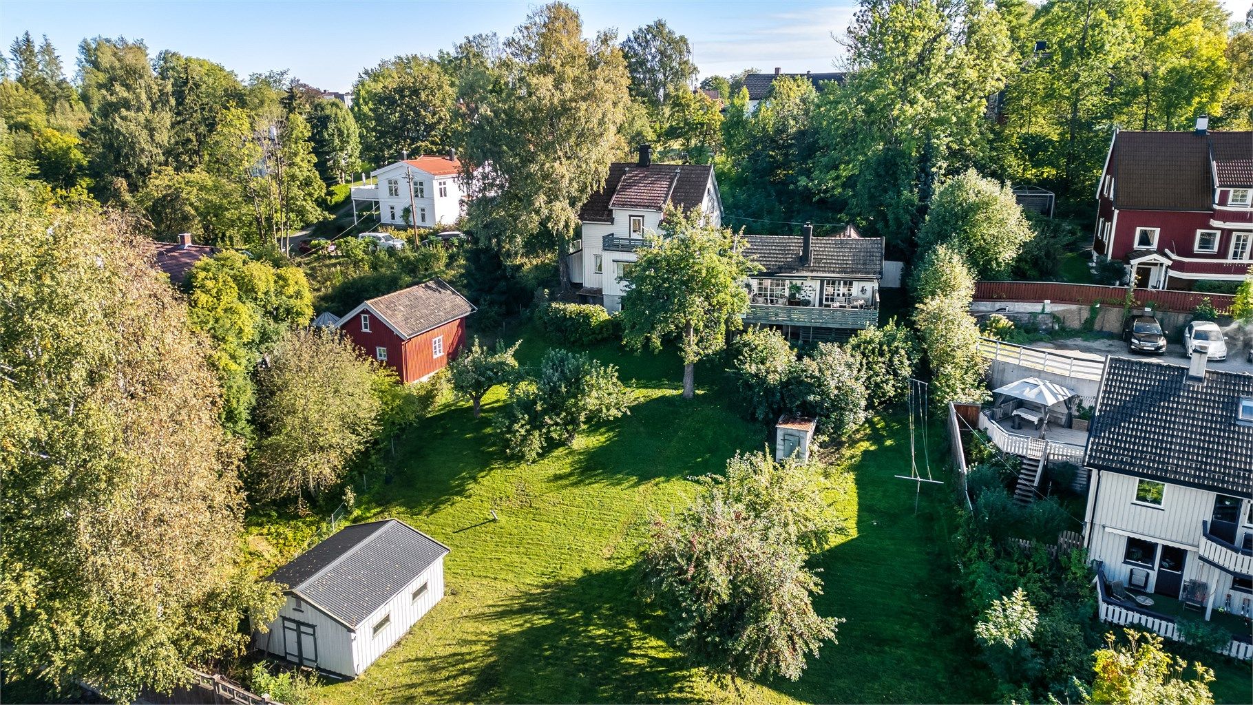 Velkommen til Fredtunveien 62, presentert av Terje Tveit i Krogsveen. Stor eiendom ved Asker sentrum med potensiale. Solrik tomt på 1.484 kvm. 