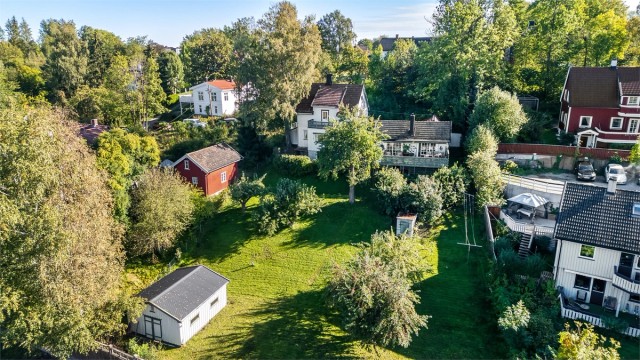 Velkommen til Fredtunveien 62, presentert av Terje Tveit i Krogsveen. Stor eiendom ved Asker sentrum med potensiale. Solrik tomt på 1.484 kvm.