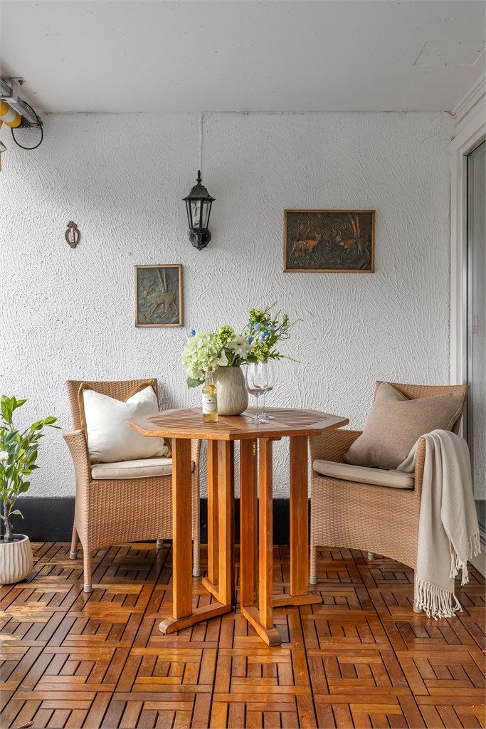 På sommerstid fungerer den store terrassen som en ekstra stue