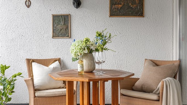 På sommerstid fungerer den store terrassen som en ekstra stue