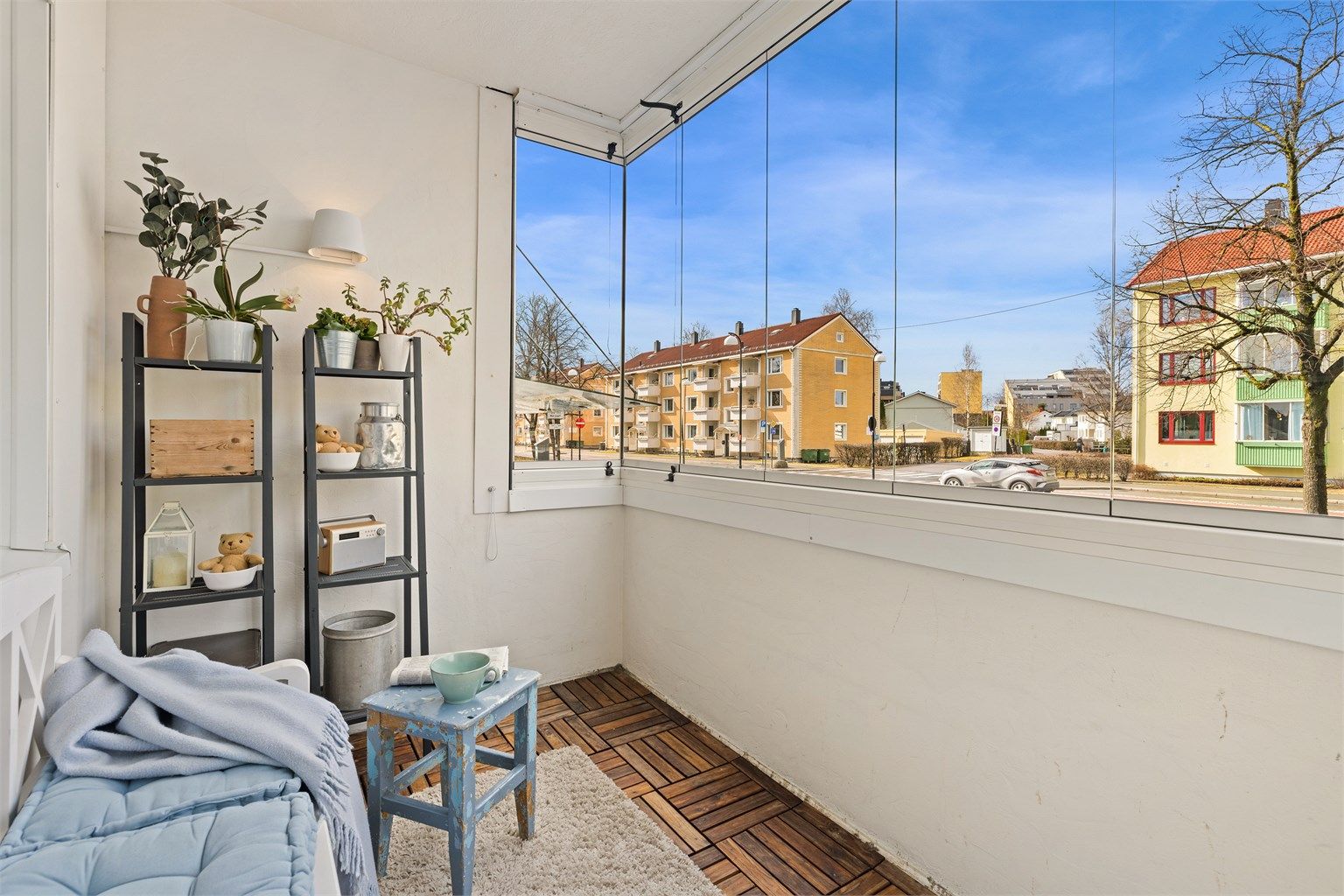 Den innglassede balkongen på 6 m² fungerer som et lunt ekstrarom store deler av året.