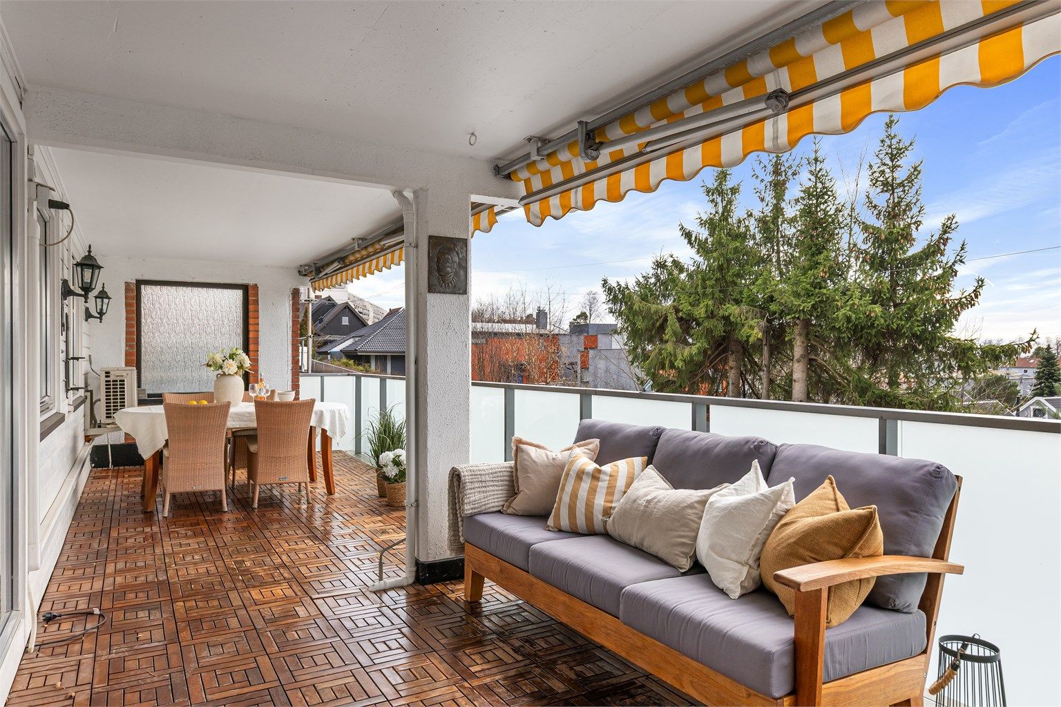 Terrassen er på hele 28 kvm, med god plass til både stort spisebord og sofagruppe. Leiligheten ligger i høy 1. etasje, det frostede rekkverket gjør at man sitter helt usjenert