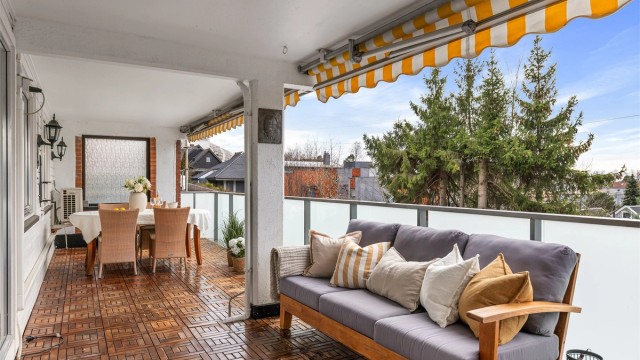 Terrassen er på hele 28 kvm, med god plass til både stort spisebord og sofagruppe. Leiligheten ligger i høy 1. etasje, det frostede rekkverket gjør at man sitter helt usjenert