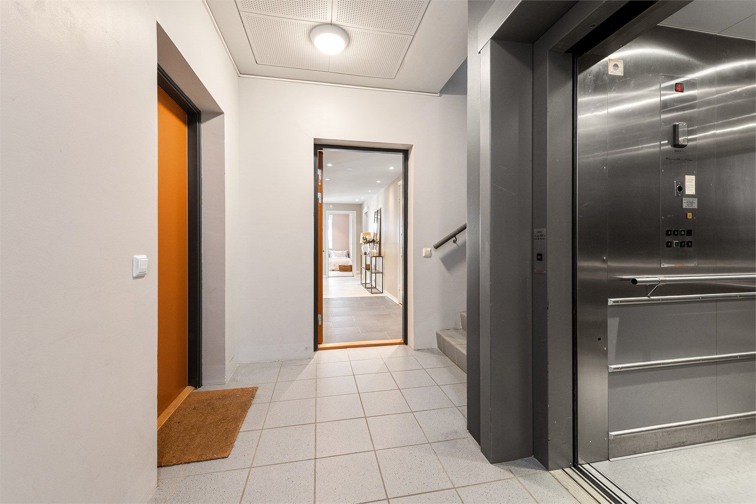 Adkomst til leiligheten via felles trappeoppgang med heis og videoporttelefon for økt sikkerhet