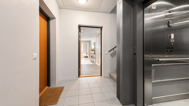 Adkomst til leiligheten via felles trappeoppgang med heis og videoporttelefon for økt sikkerhet