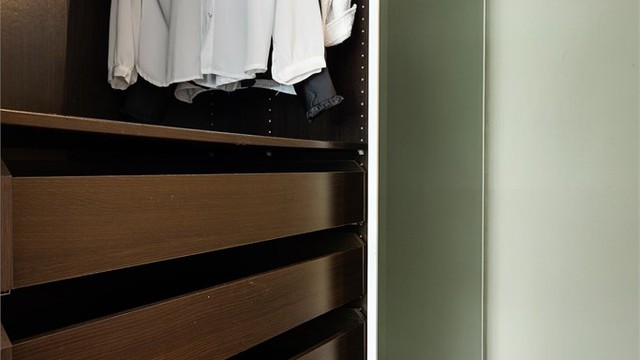 Alkoven er utstyrt med skyvedørsgarderobe som gir gode oppbevaringsmuligheter.