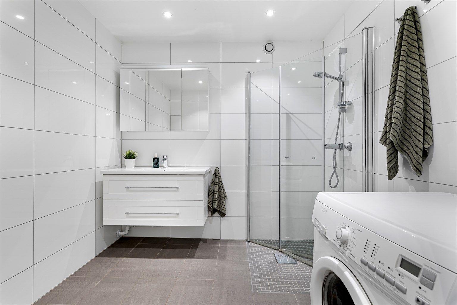 Badet fra 2016 har gulvvarme, downlights og servantinnredning med skuffer.