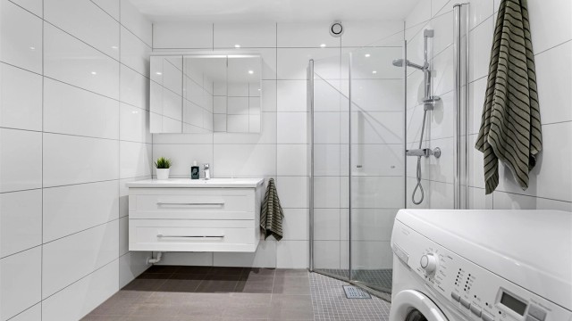 Badet fra 2016 har gulvvarme, downlights og servantinnredning med skuffer.