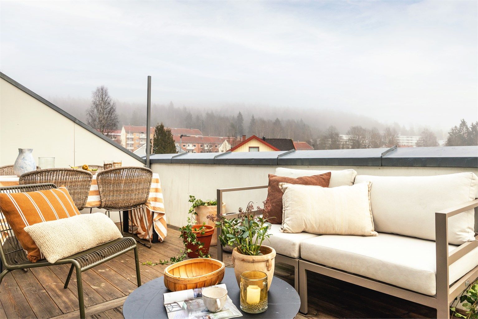 Balkongen er vendt mot sydøst og har godt med lys og sol.