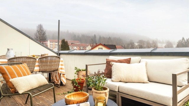 Balkongen er vendt mot sydøst og har godt med lys og sol.