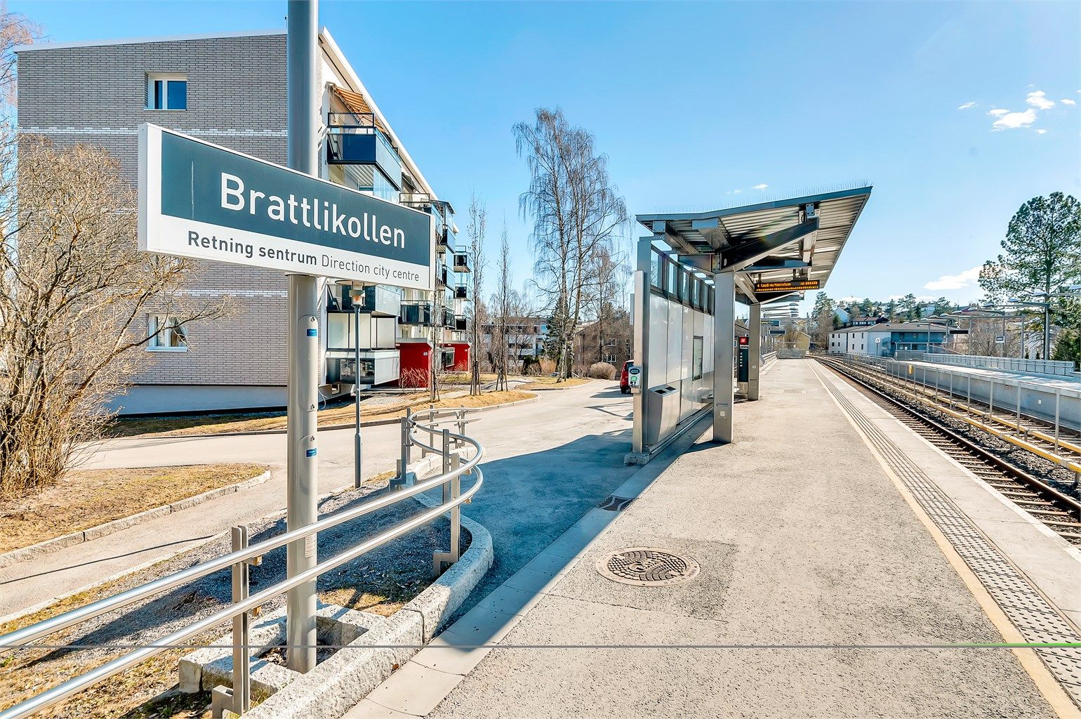 Boligen ligger i nærheten av et godt kollektivtilbud, med bl.a. kun noen få minutter å gå til T-banen på Brattlikollen som tar deg raskt og enkelt ned til sentrum