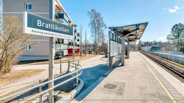 Boligen ligger i nærheten av et godt kollektivtilbud, med bl.a. kun noen få minutter å gå til T-banen på Brattlikollen som tar deg raskt og enkelt ned til sentrum