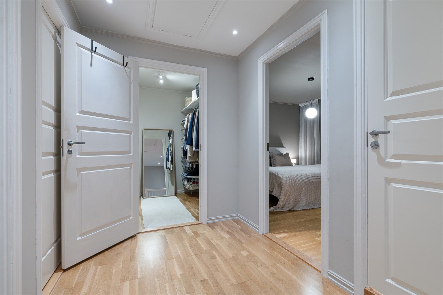 I andre etasje finner du boligens private sone med soverom, bad og et eget garderoberom.