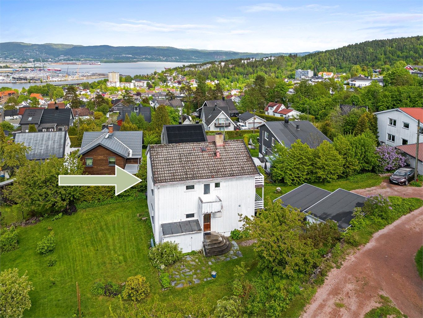 Utvendig trapp til felles overbygget inngangsparti med videre trappeadkomst til boligens etasjeplan (2. etasje).