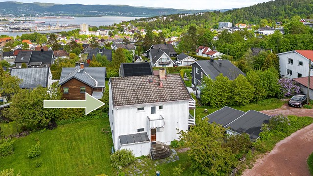 Utvendig trapp til felles overbygget inngangsparti med videre trappeadkomst til boligens etasjeplan (2. etasje).
