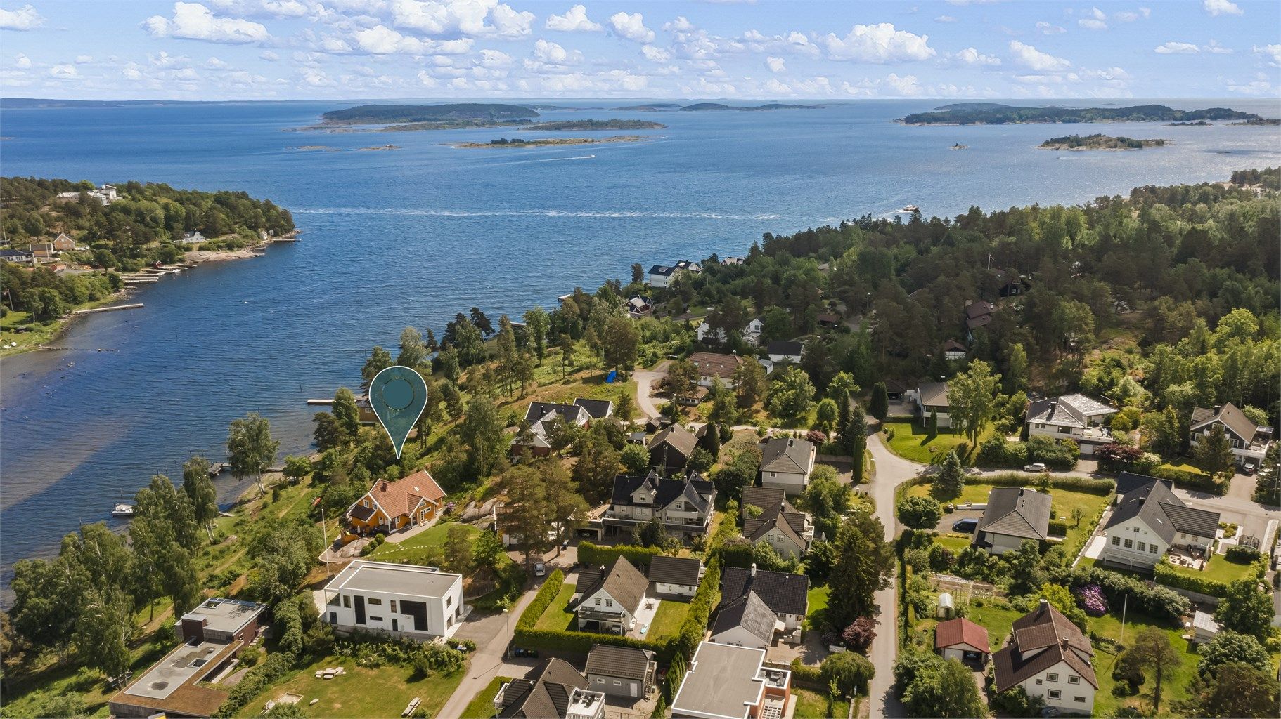 Eiendommen har flere hyggelige uteplasser med gode solforhold, pen og romslig opparbeidet tomt og fantastisk sjøutsikt mot sundet.