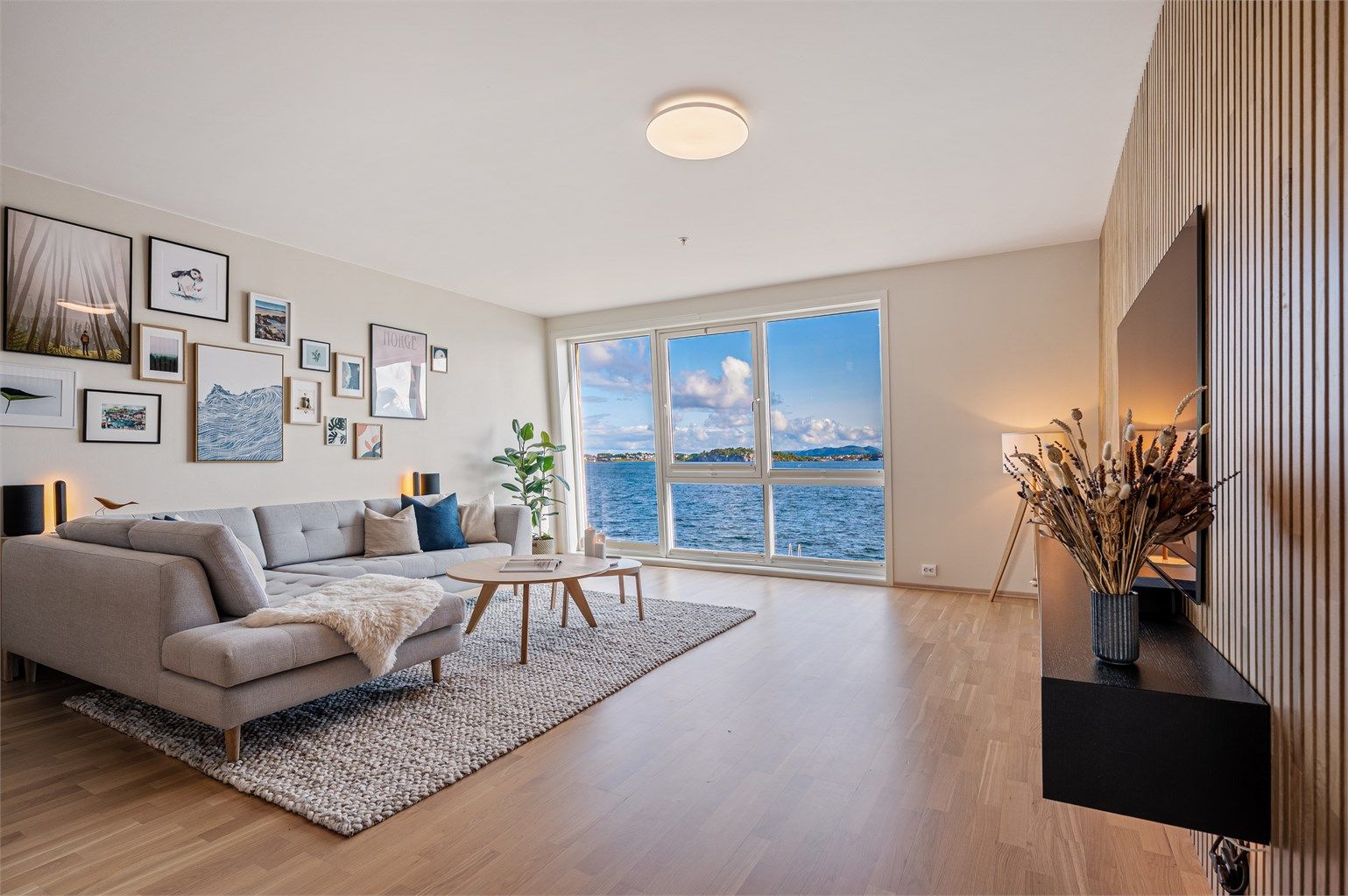 Siriskjeret 23, er en flott leilighet med nydelig sjøutsikt, store vindusflater og åpne flater.