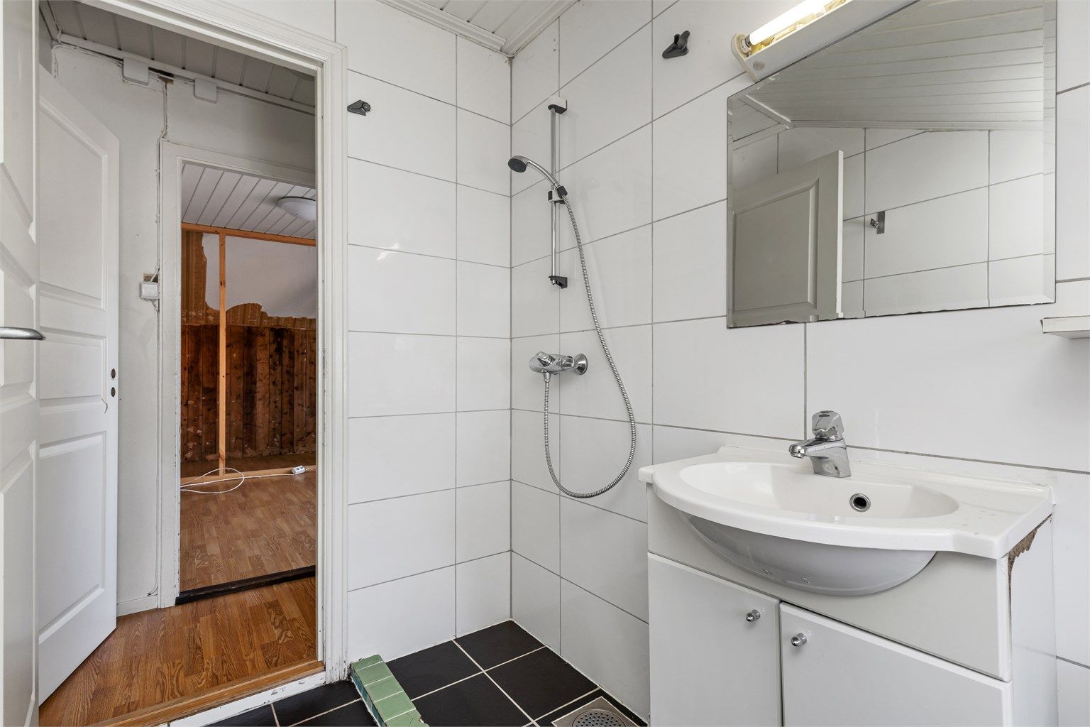 Badet er innredet med servant og toalett.